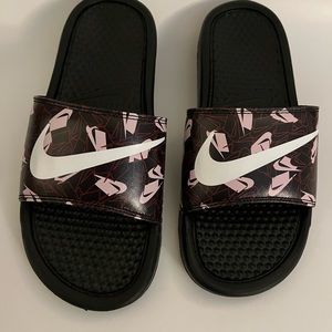 NIKE Women’s Benassi JDI print slide sandals (sz 8)
